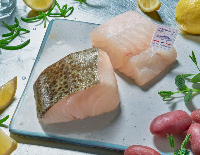 Skreihaas wit stevig vlees met huid op een metalen ondergrond