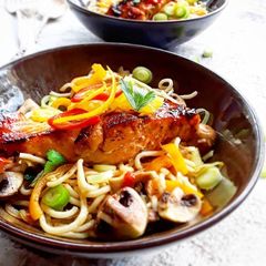 Spicy noodles met zalmfilet