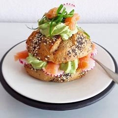 zalm gerookt met avocado op brood