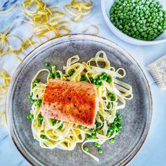 Tagliatelle in een romig sausje met erwtjes en zalmhaasje