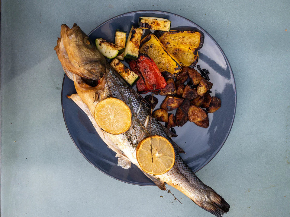 Zeebaars gerookt op cederhout