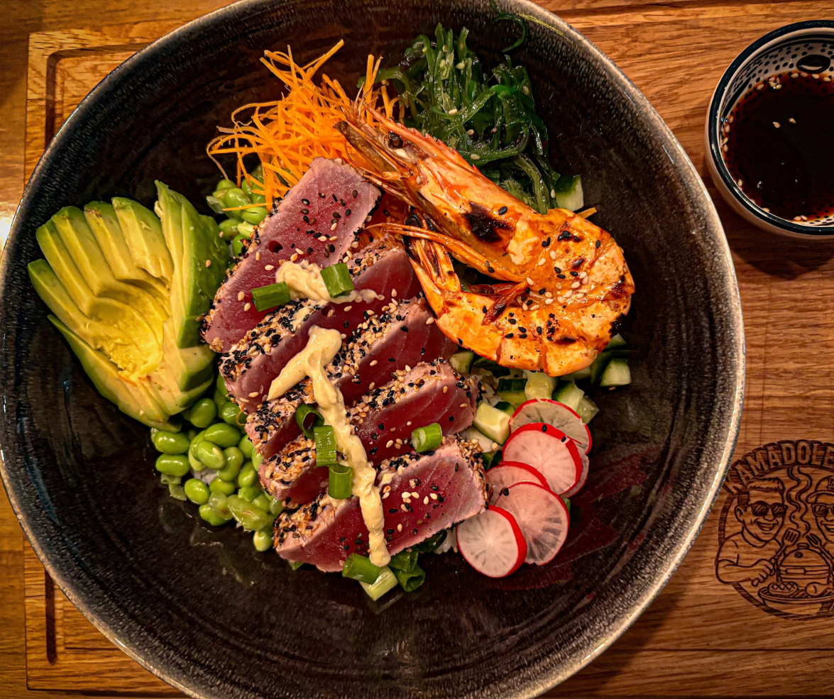 BBQ Pokébowl met gegrilde tonijn & garnalen