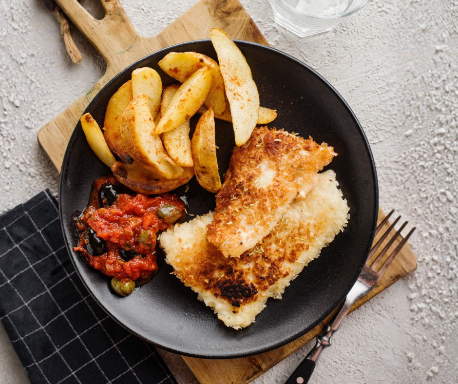 Gebakken koolvisfilet met tomaten-olijfsaus