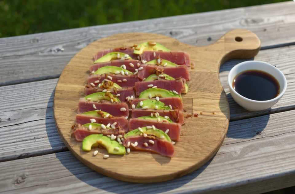 Gegrilde tonijn met avocado & soja-limoendressing