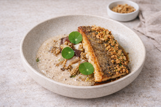 Krokant Gebakken Zeebaars met Paddenstoelensaus & Spinazie