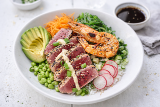 Pokébowl met gegrilde tonijn & garnalen
