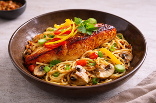 Spicy Noodles met Zalmfilet, Sinaasappel & Champignons