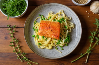 Tagliatelle in een romig sausje met erwtjes en zalmhaasje