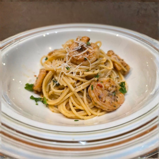 Pasta met gemarineerde scampi, chimichurri & Parmezaan